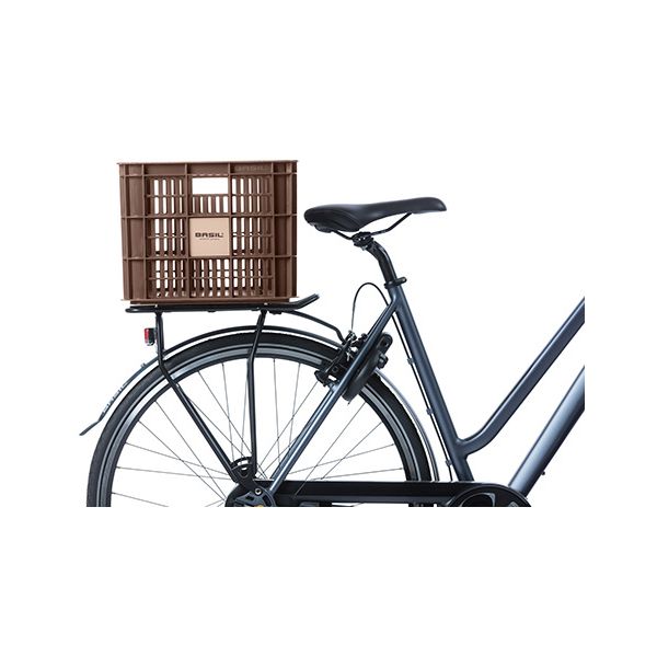 Basil fietskrat L 40 liter van gerecycled kunststof, geschikt voor fietsaccessoires, met handvatten en bevestigingspunten.