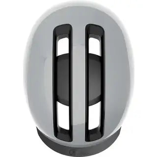 Abus E-bike helm Hud-Y met ventilatieopeningen en verstelbare riem, geschikt voor veiligheid tijdens fietsen.