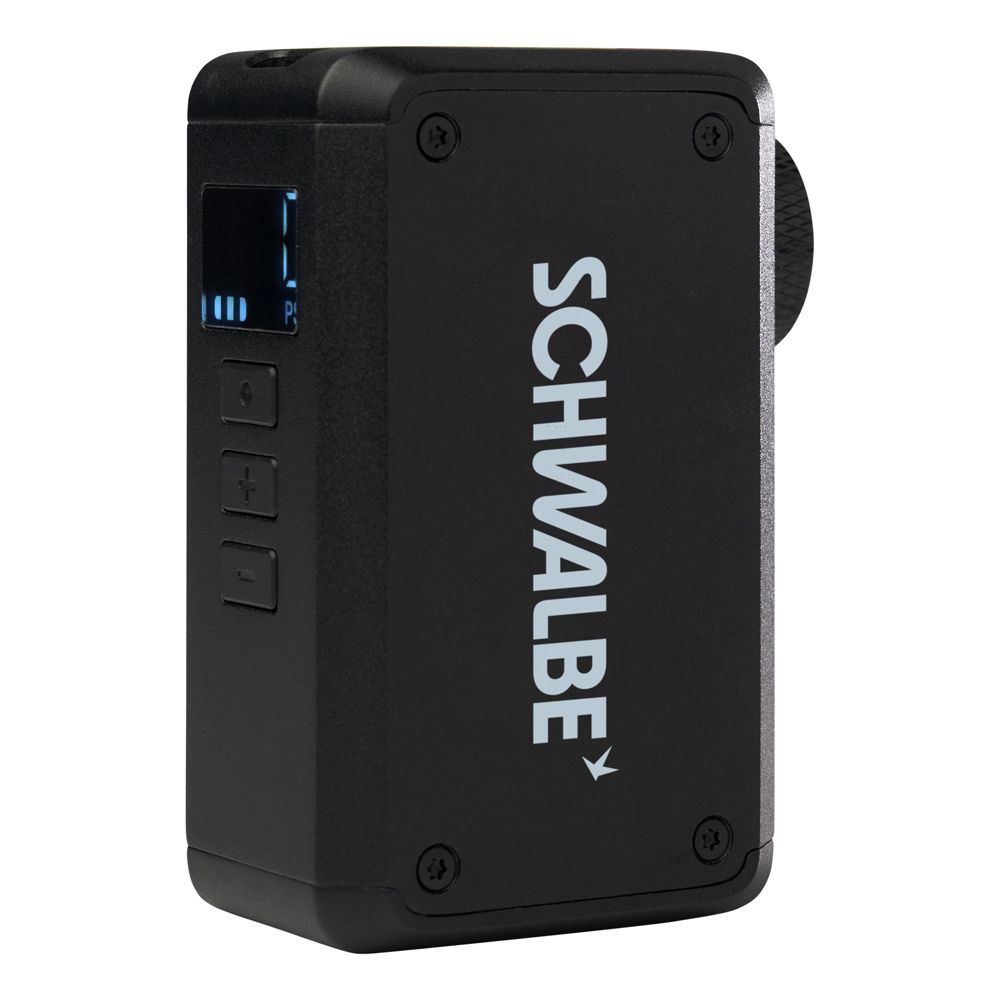 Zwarte Schwalbe E-Micro Minipomp met SCV-adapter, compacte elektrische fietspomp voor snel oppompen van banden.