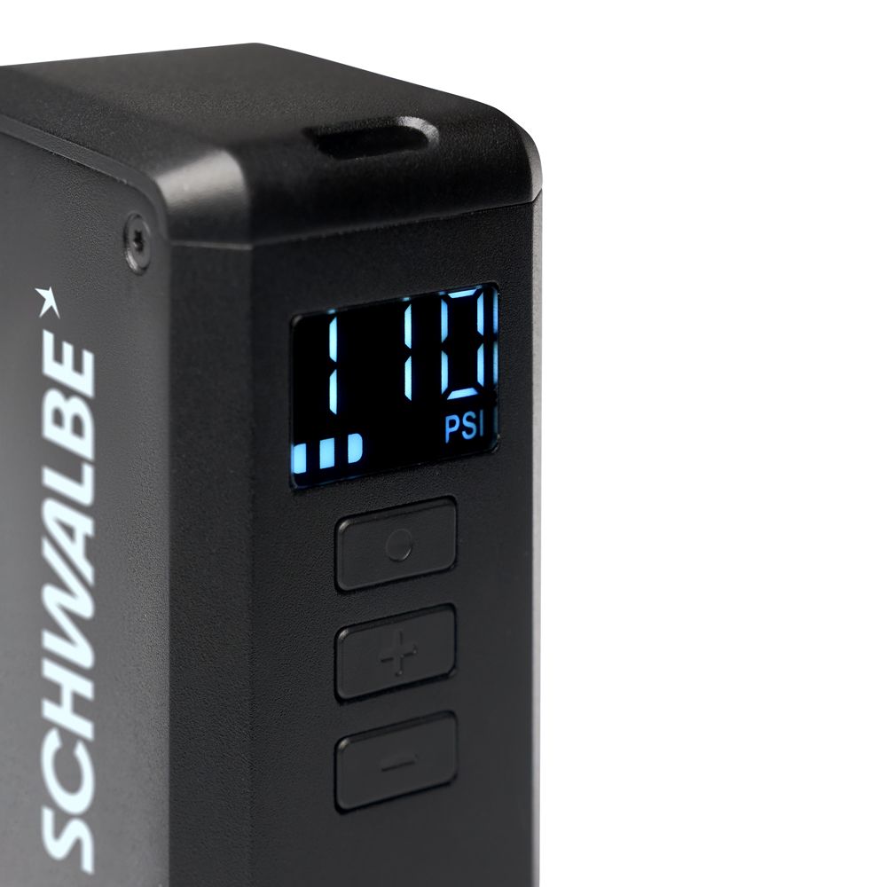 Zwarte Schwalbe E-Micro Minipomp met SCV-adapter voor elektrische bandenpomp, compact en draagbaar voor snelle inflatie.