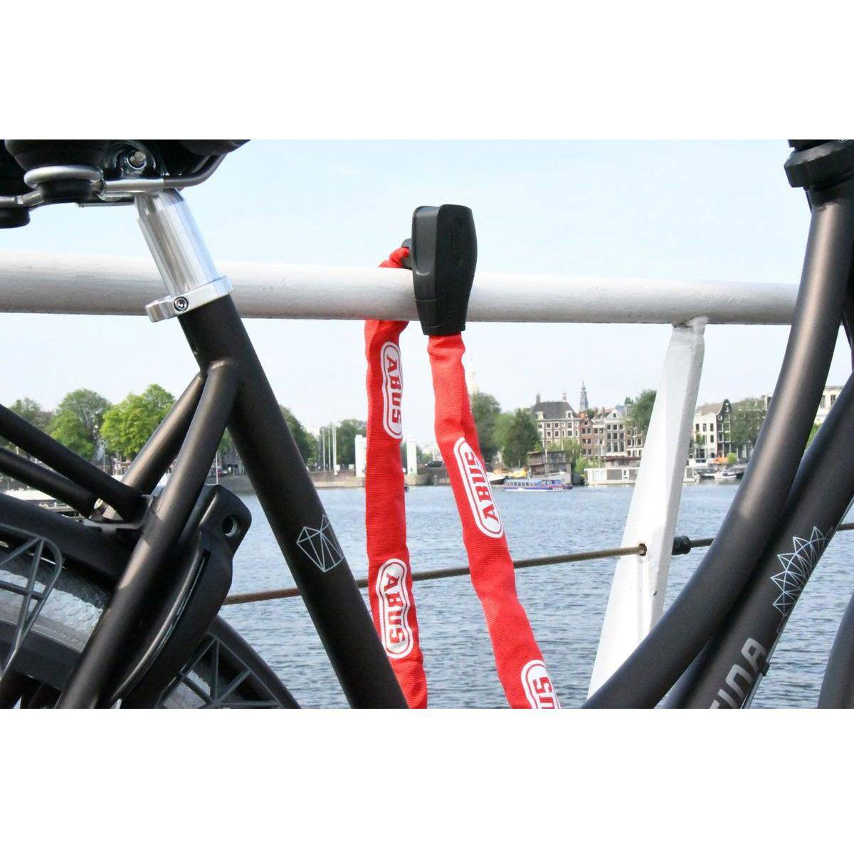 Abus Citychain 8800 kettingslot van 95 cm en 7 mm dik, rood, stevig slot voor stadsfietsen, zichtbaar in de afbeelding.