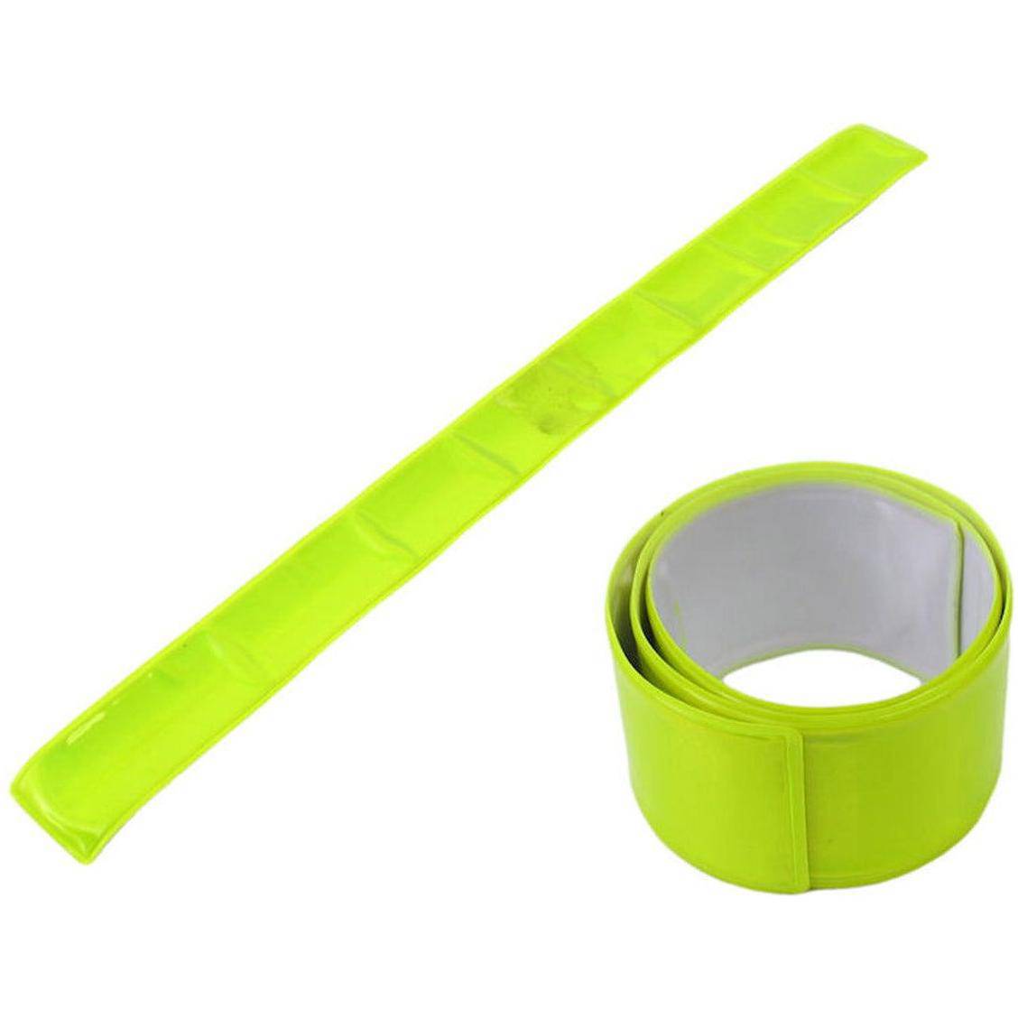 Reflecterende M-Wave Snap-On armbanden voor veiligheid, set van twee, zichtbaar in een sportkleding situatie.