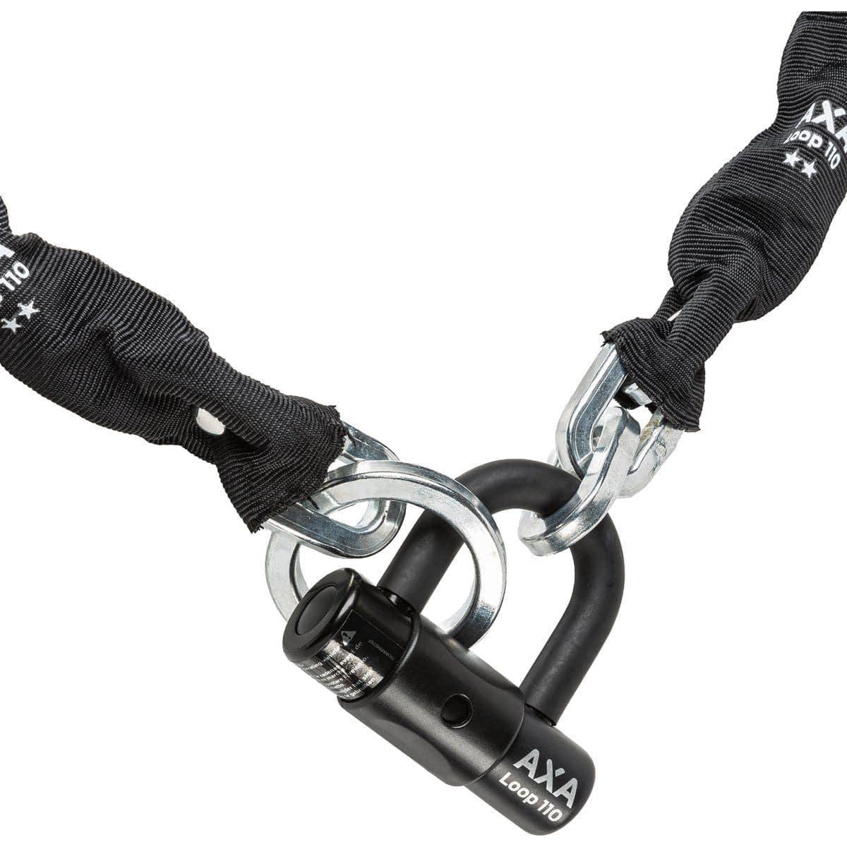 Axa Loop ART2 kettingslot met hangslot en polyester hoes, stevig en veilig voor fietsbeveiliging, in close-up op de afbeelding