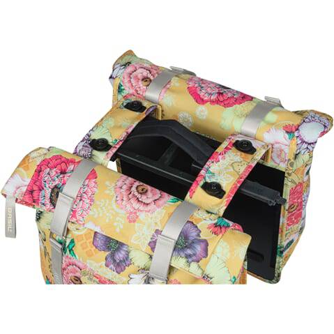 Basil dubbele fietstas Bloom Field Mik 35 liter, waterdicht, gele kleur, voor fiets achterdrager, stevig en praktisch.