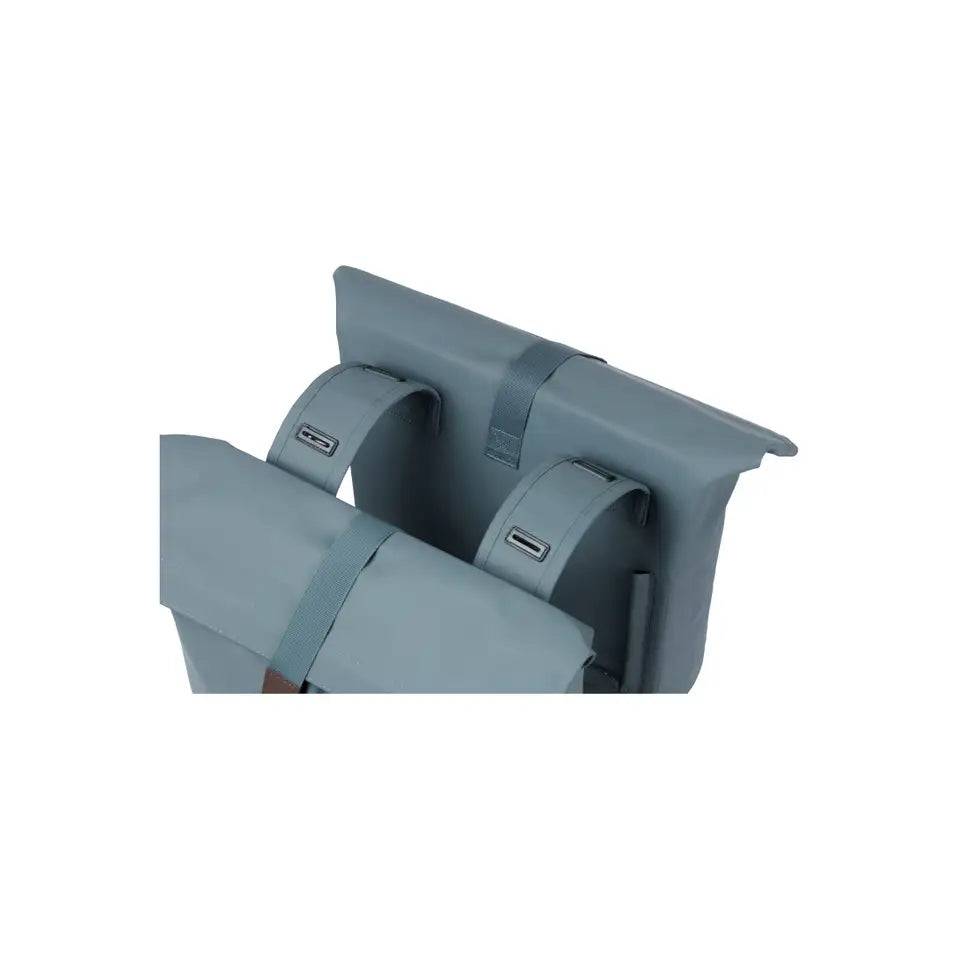 Basil City dubbele fietstas van 28-32 liter in graphite blue, waterafstotend met reflectie, voor fietsbruggen en bagage.
