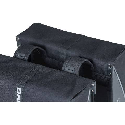 Zwarte Basil Forte dubbele fietstas van 35 liter, waterafstotend en geschikt voor fietsen, met verstelbare riemen en reflecterende details.