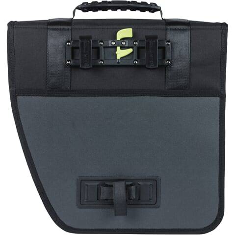 Basil Fietstas Tour Waterproof Right 14 Liter 34 X 14 X 34 Cm - Zwart - Le coq wielerartikelen