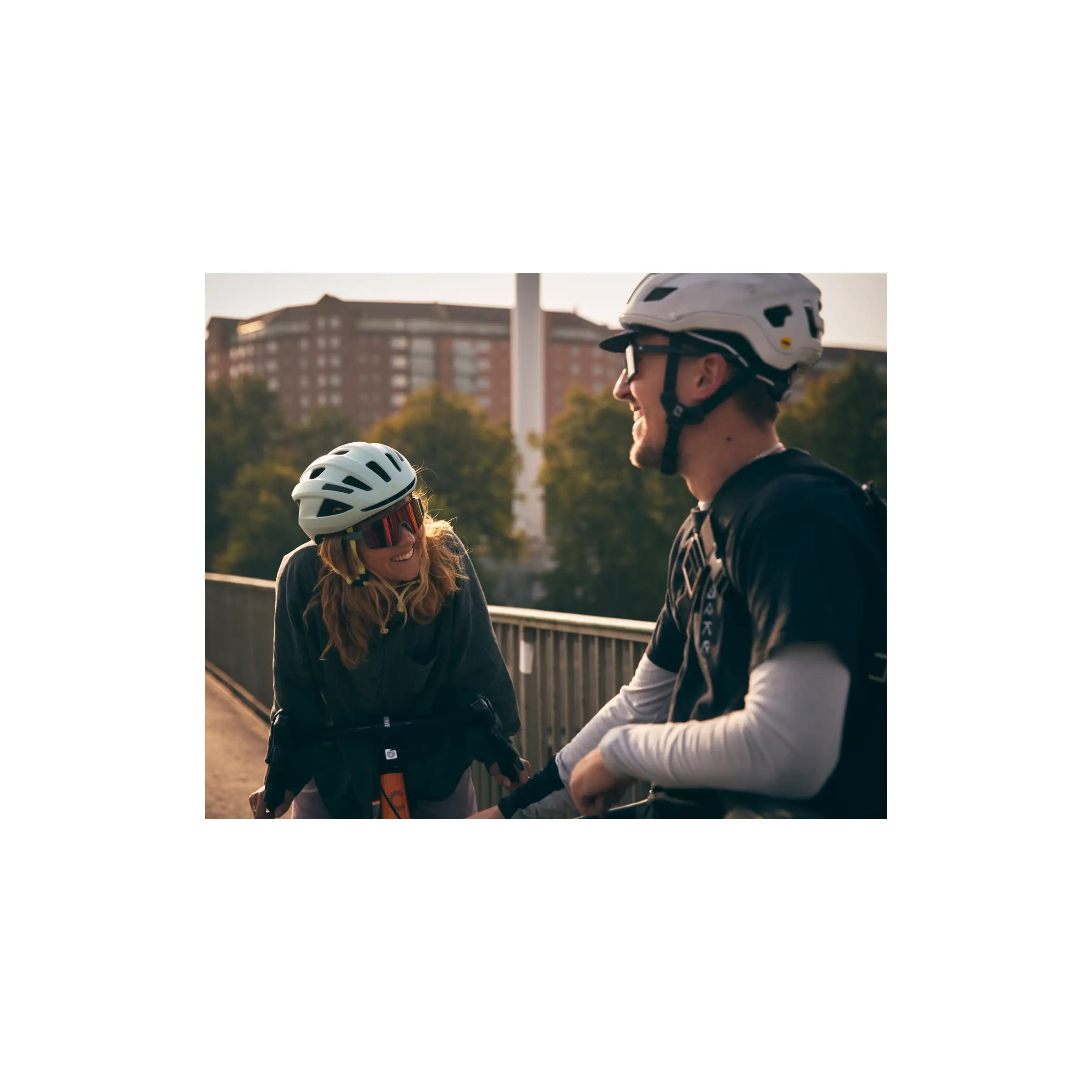 Zwarte CHPO fietsbril Siri met sportief frame en beschermende glazen, geschikt voor wielrennen en buitenactiviteiten.