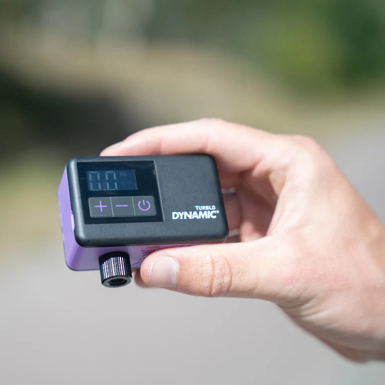 Elektrische fietspomp van Dynamic, ultralicht en zwart-paars design, ideaal voor snel oppompen van banden.