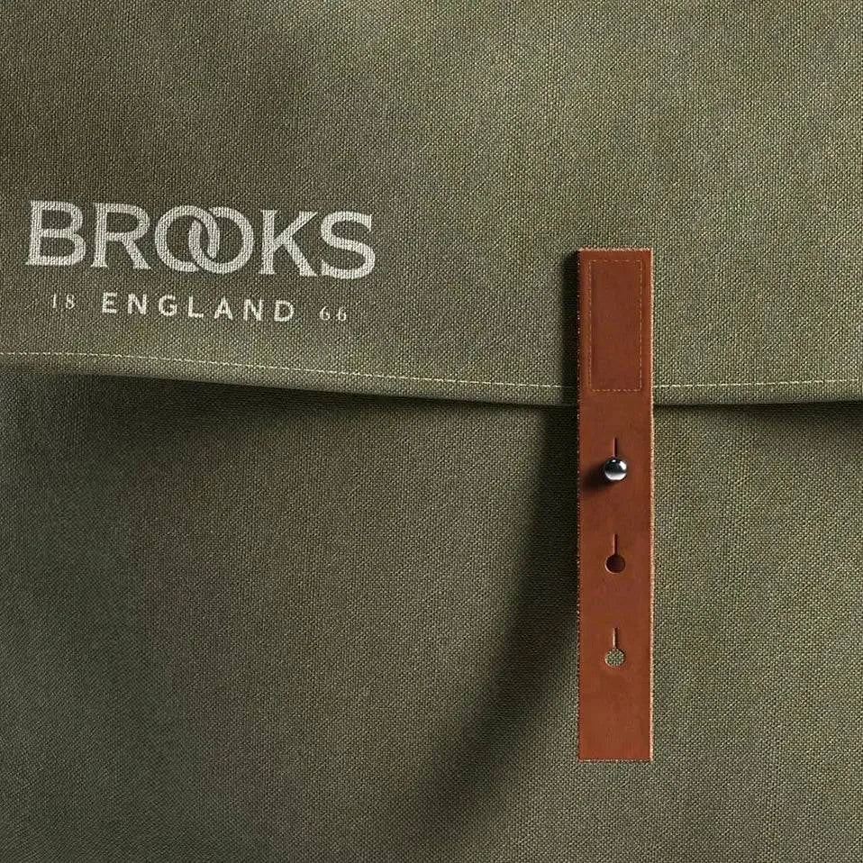 Brooks dubbele fietstas Brick Lane Panniers met 30L capaciteit, zwart en waterbestendig, bevestigd aan een fiets.