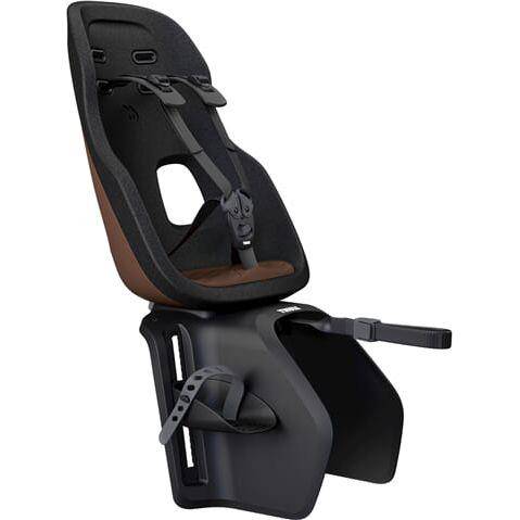 Thule Yepp Nexxt 2 Maxi achterfietsstoeltje bevestigd op drager, geschikt voor kinderzitje op fiets, zwart en compact ontwerp.