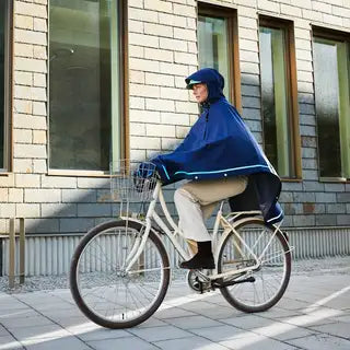 Weathergoods Sweden poncho in zwart met capuchon, waterbestendig en ademend, perfect voor regenachtige dagen.