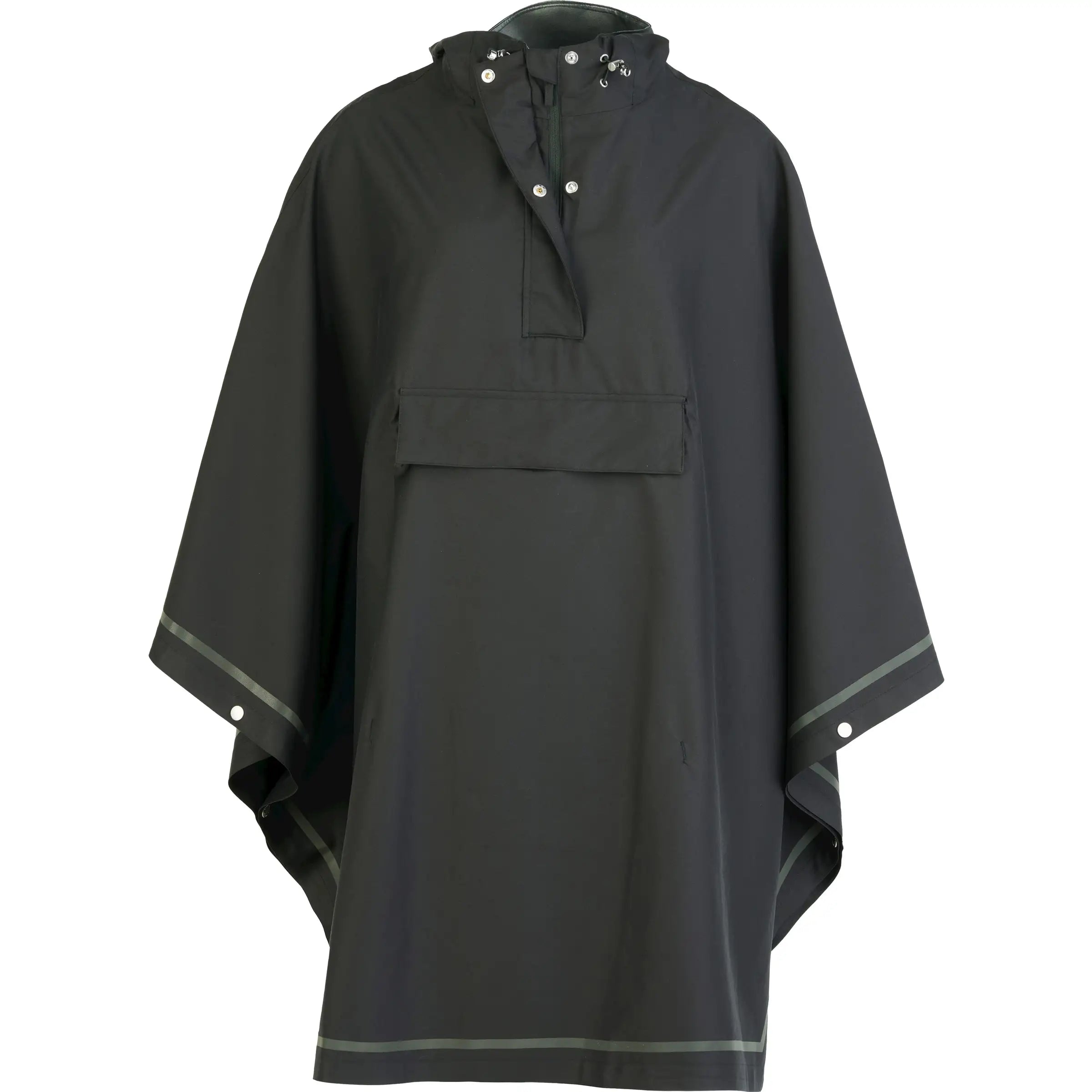 Weathergoods Sweden poncho in zwart, gemaakt van waterdicht materiaal, gedragen door een persoon in een groene omgeving