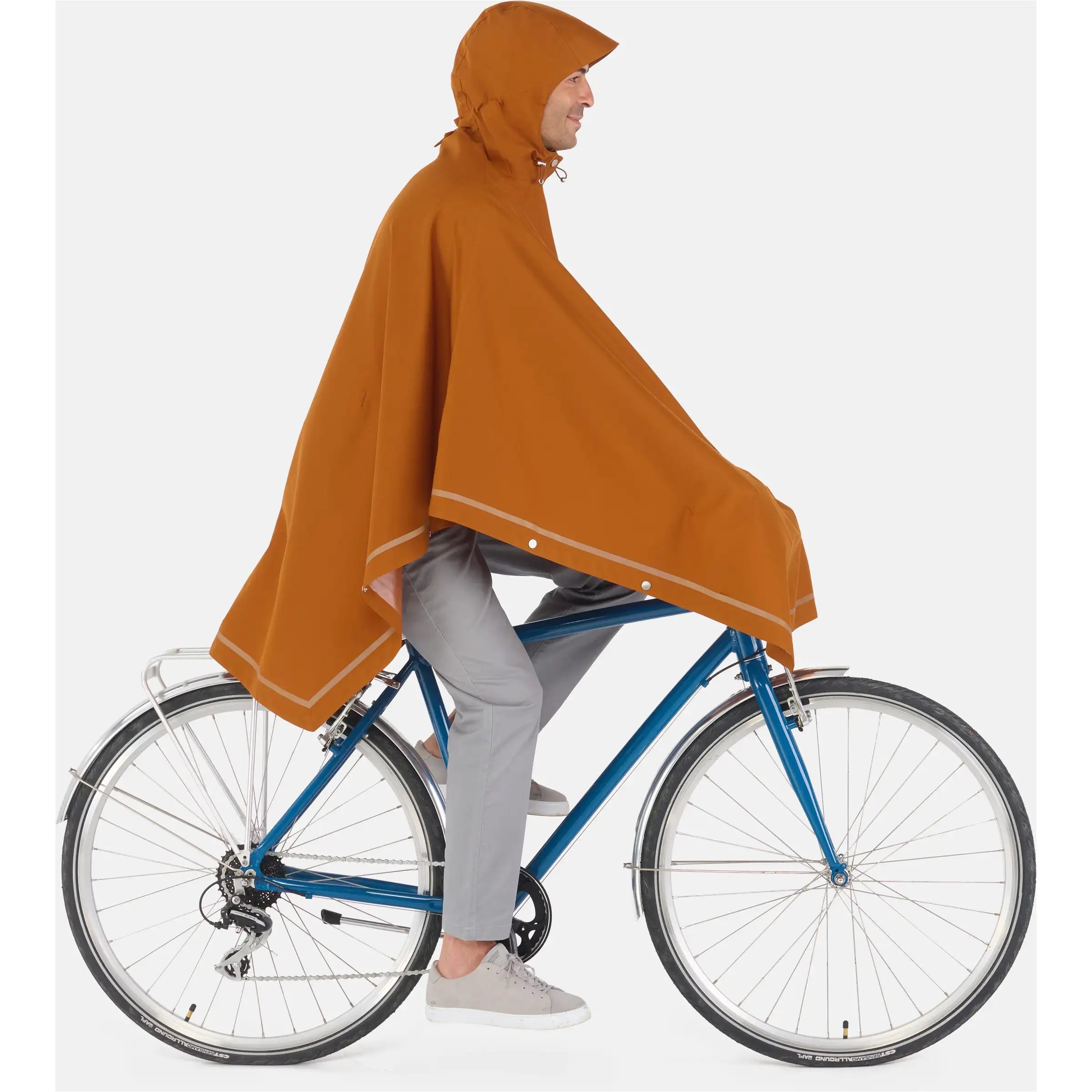 Weathergoods Sweden poncho in waterdichte stof met capuchon, geschikt voor regenachtige dagen, in groene kleur.