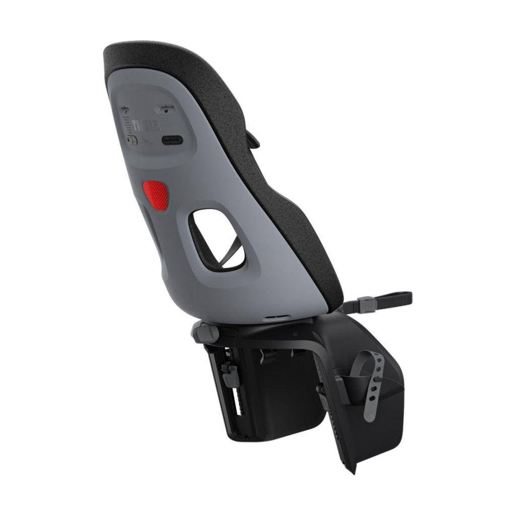 Zwart Thule Yepp Nexxt 2 Maxi achterzitje voor fiets, bevestiging op drager, zichtbaar op de fietsachter.