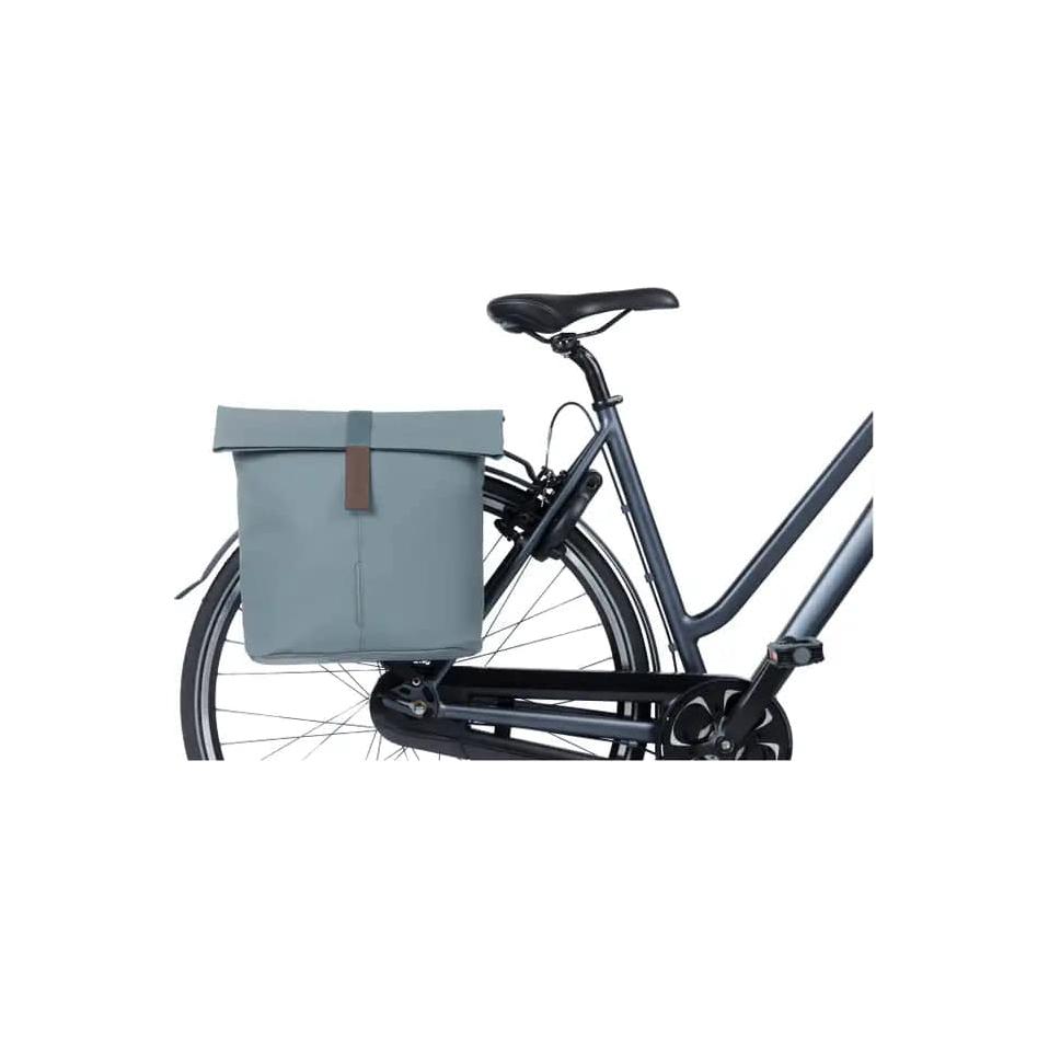 Basil City dubbele fietstas van 28-32 liter in graphite blue, waterafstotend met reflectie voor fietsgebruik.