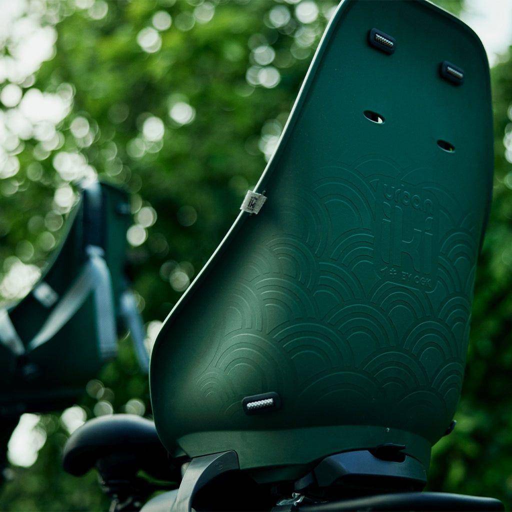 Urban Iki achterzitje Ta-ke BIO voor fiets met dragerbevestiging, beige en zwart, veilig en comfortabel voor kinderen.