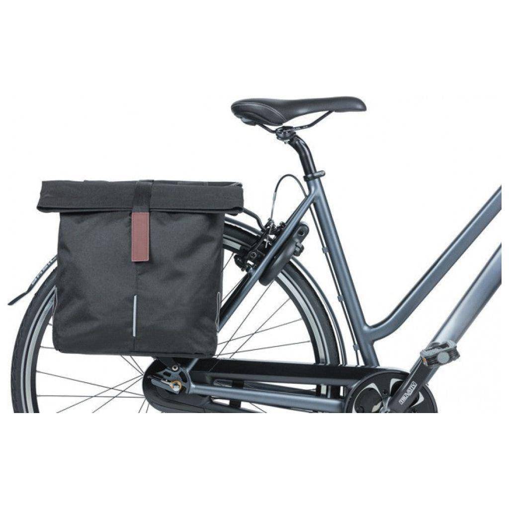 Dubbele Basil City fietstas 28-32 liter voor bagagedrager, waterbestendig en eenvoudig te bevestigen, zwart met reflectie.