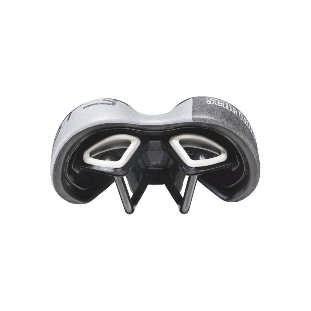 Zwart Selle Italia St3 Superflow S3 racefiets en MTB zadel met ergonomisch ontwerp en stevige constructie.