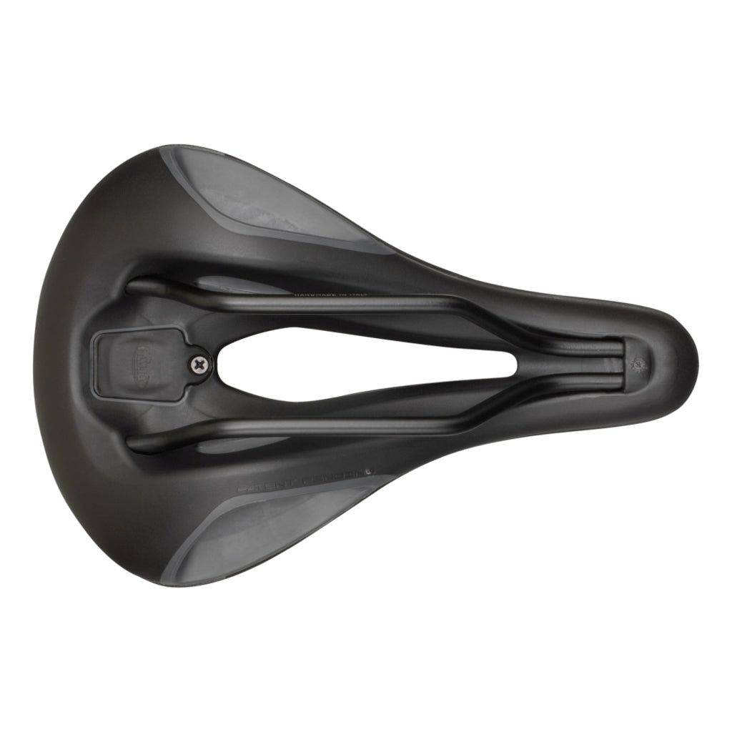Zwarte Selle Italia St7 Superflow L3 zadel met Ø7 Fec Alloy bevestiging voor stadsfietsen en e-bikes