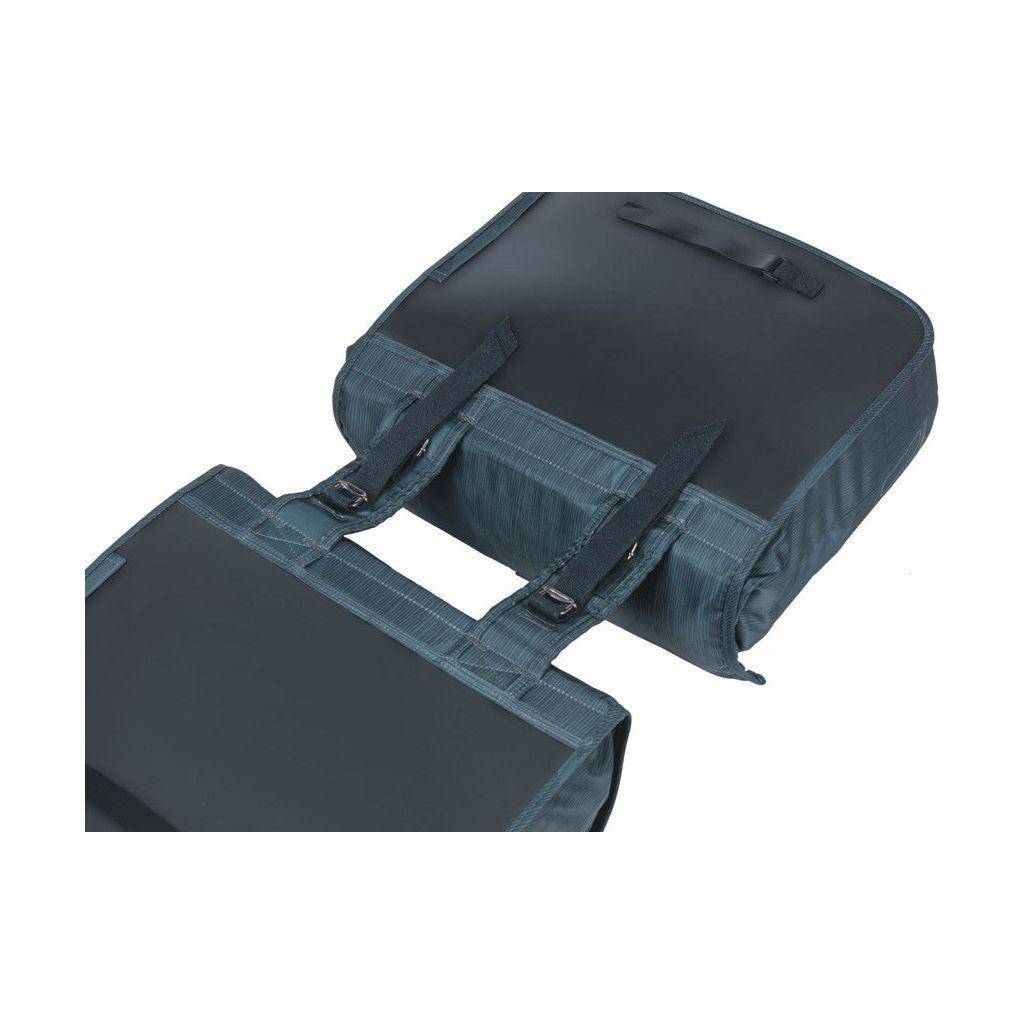 Dubbele fietstas Basil Elegance 40-49 liter in groene kleur, geschikt voor bagage en accessoires, met stevige bevestigingen.