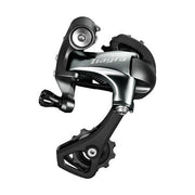 Shimano Tiagra 4700 achterderailleur 10-speed GS in zwart, zichtbaar met derailleur en schakelkabel op afbeelding