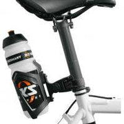 Zwarte SKS Bidod Adapter voor bidonhouder, PVC snelkoppeling, geschikt voor fietsaccessoires en bidonhouders.
