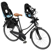 Thule Yepp Nexxt 2 Maxi achterzitje op fiets met dragerbevestiging, comfortabel kinderfietsstoeltje in zwart en blauw.