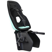 Fietsstoeltje Thule Yepp Nexxt 2 Maxi achterzitje bevestigd op fiets met drager, zwart kleur, veilige kinderfietsdrager.