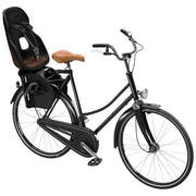 Fietsstoel Thule Yepp Nexxt 2 Maxi achterdragerbevestiging op een fiets, zwart en compact ontwerp