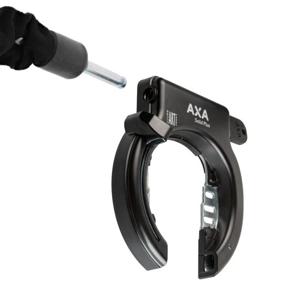 Zwarte Axa Ringslot Solid Plus Art2 op kaart, stevig en betrouwbaar voor extra beveiliging van fietsen of motoren.