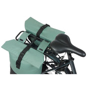 Basil Cove dubbele fietstas van gerecycled PET, geschikt voor 28-32 liter, universele bevestiging, zwart en waterbestendig