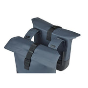Dubbele Basil fietstas van gerecycled PET, 28-32 liter, geschikt voor universele fietsendragers, zwart en waterdicht.