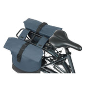 Basil Cove dubbele fietstas van gerecycled PET, geschikt voor 28-32 liter, universele bevestiging, zwart en waterbestendig.