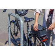 Zwarte New Looxs Sports Trunkbag Lock MIK 2.0 bagagedragertas met 4,5 liter capaciteit en stevige bevestiging, zichtbaar in de afbeelding.