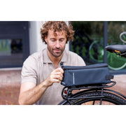 Zwarte New Looxs sports trunkbag Lock MIK 2.0 bagagedragertas met 4,5 liter inhoud, geschikt voor fietsaccessoires.