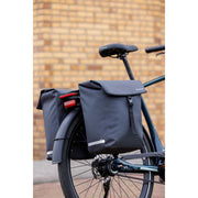 Enkele fietstas van New Looxs Hamar Single in anthraciet, 19 liter, zichtbaar met rug- en handvatten, 32x16x40 cm.