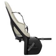 Thule Yepp 2 Maxi fietszitje achter met bagagedragerbevestiging op een fiets, geschikt voor jonge kinderen.