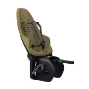 Fietsstoeltje Thule Yepp 2 Maxi achterzitje bevestigd op bagagedrager voor kinderfiets, duidelijke close-up van bevestiging.