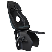 Lichtgewicht Thule Yepp Nexxt 2 Maxi achterfietsstoeltje voor kinderen, bevestigd op de drager, met veiligheidsriemen en zwart frame.