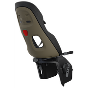 Lichtgewicht Thule Yepp Nexxt 2 Maxi fietsachterzitje voor kinderen, bevestigd op een fietsdrager, zwart en compact ontworpen.