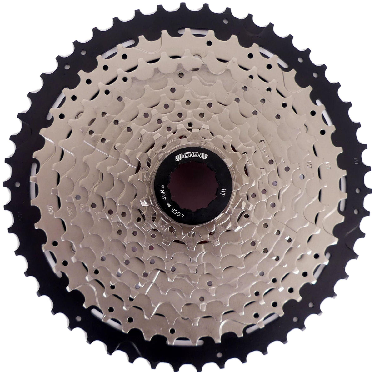 Zilveren en zwarte Edge Csm9011 11-speed cassette voor naaf, zichtbaar met 11 versnellingen en duurzame constructie.