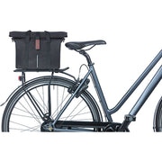 Zwarte Basil City MIK fietstas voor een enkele fiets, waterafstotend en geschikt voor 8-11 liter opslag.