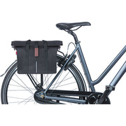 Zwarte Basil City MIK fietstas voor een enkele fiets, waterafstotend en met 8-11 liter inhoud, geschikt voor dagelijks gebruik.