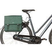 Basil Flair dubbele fietstas van 35 liter met reflecterende details en waterdichte stof, bevestigd aan een fiets.