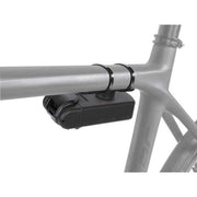 Topeak Ninja Master+ gereedschapskist op een werkbank, met diverse gereedschappen en accessoires voor fietsreparaties