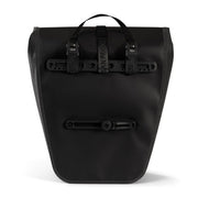 Recycled waterdichte fietstas van Urban Proof District, 20 liter, enkel model met stevige bevestiging en reflecterende details