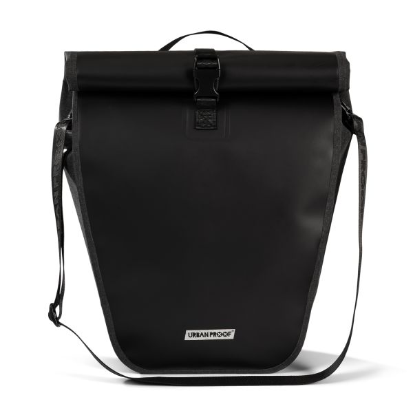 Zwarte Urban Proof District Recycled fietstas voor één kant, 20 liter, gemaakt van gerecycled materiaal, geschikt voor fietsgebruik.