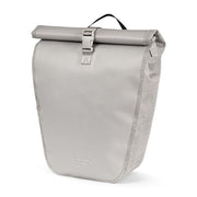 Recycled waterdichte fietstas van Urban Proof District, 20 liter, voor een enkele bagage drager, zichtbaar met reflecterende details.