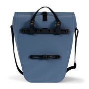 Urban Proof Storm recycled fietstas vooren, waterdicht en 20 liter, geschikt voor een enkele fietsmand of bagagedrager.